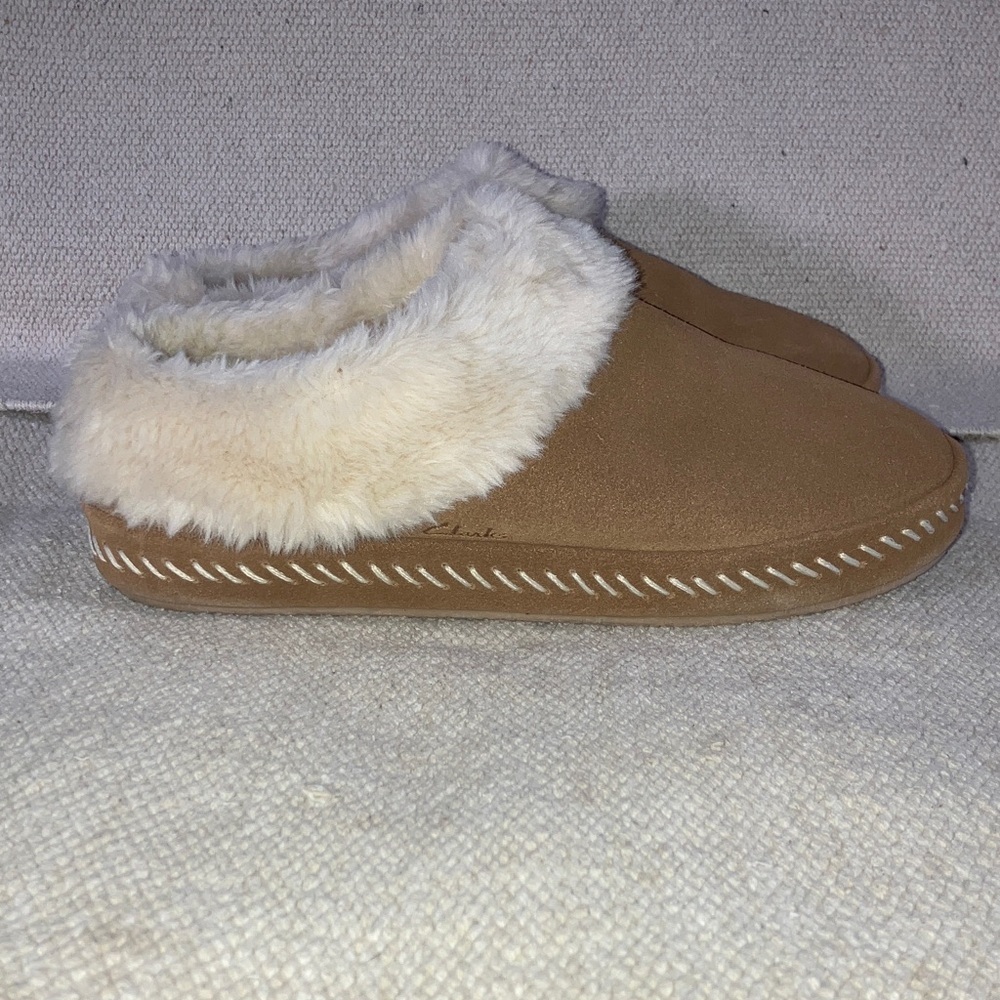 Clarks wm’s 8 indoor / outdoor Slippers with Cream faux Fur trim